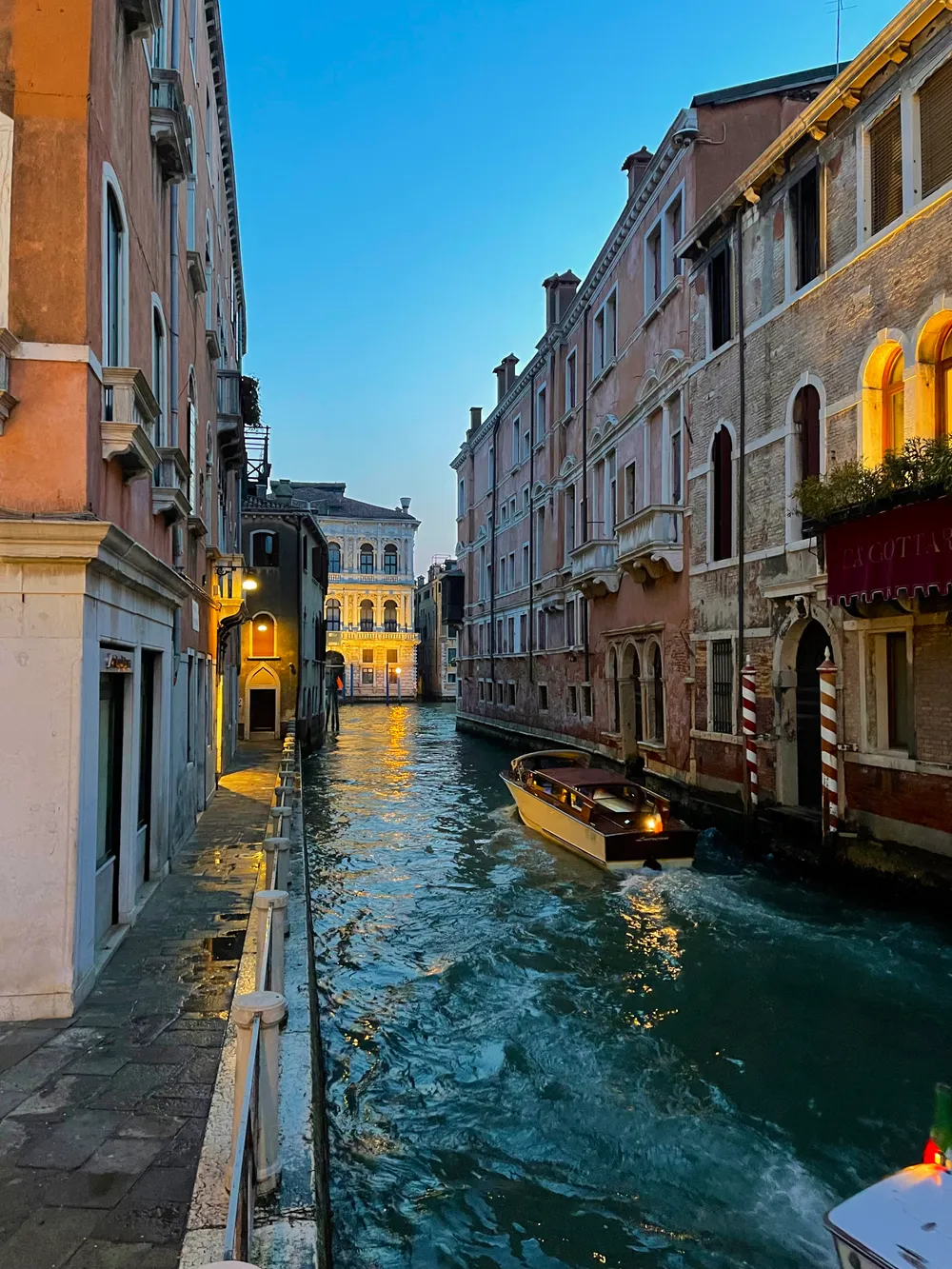 travels.places.northern-italy.venice-canals