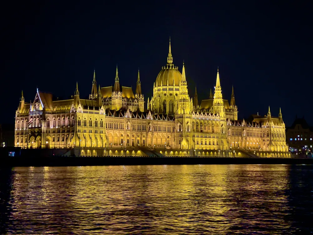 travels.places.prague-budapest.hungarian-parliament
