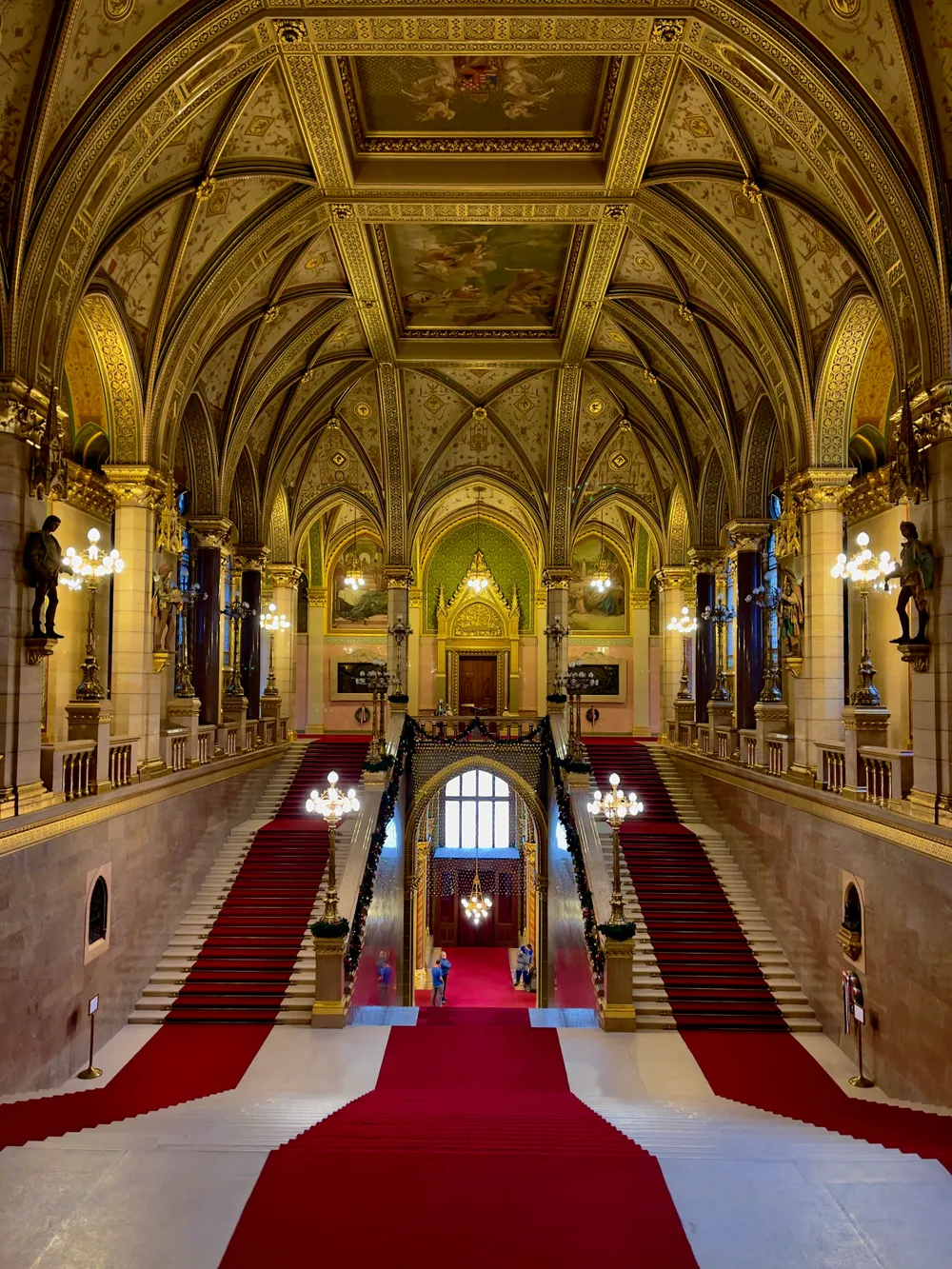 travels.places.prague-budapest.hungarian-parliament